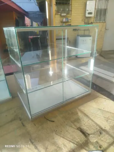 Vitrina de vidrio con estantes - miniatura 1