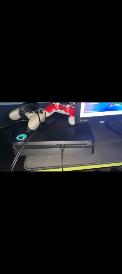 Consola PS4 con dos controles - miniatura 1