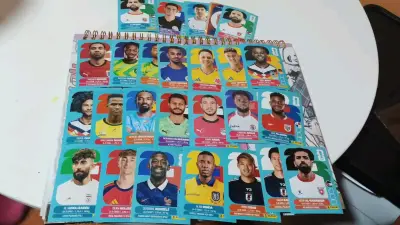 Álbum de cromos de fútbol con jugadores - miniatura 1