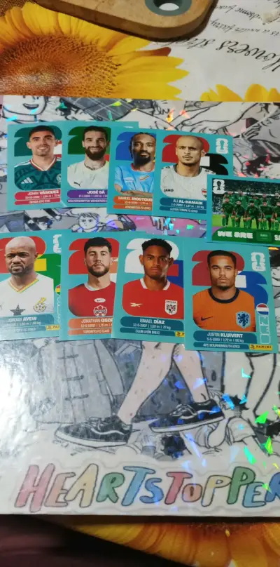 Álbum de cromos de fútbol con jugadores - miniatura 4