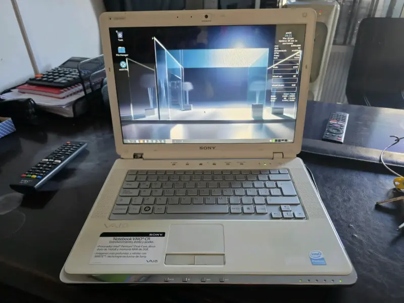 Laptop Sony Vaio blanca en buen estado - 2