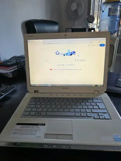 Laptop Sony Vaio blanca en buen estado - miniatura 3
