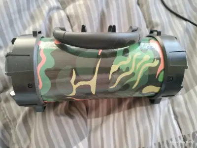 Parlante portátil camuflado con asa - miniatura 1