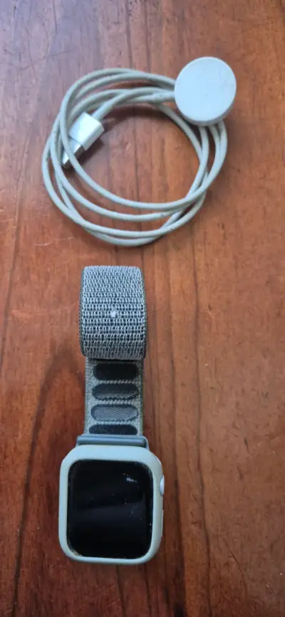 Apple whatch 4 con cargador incluido - miniatura 1