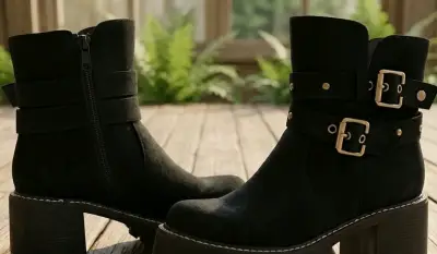 Hermosos botines negros con hebillas decorativas - miniatura 1