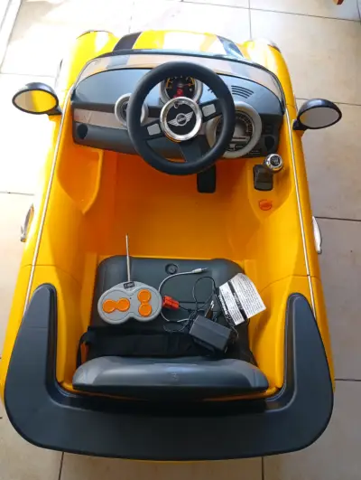 Auto léctrico para niños Mini Cooper amarillo - miniatura 2