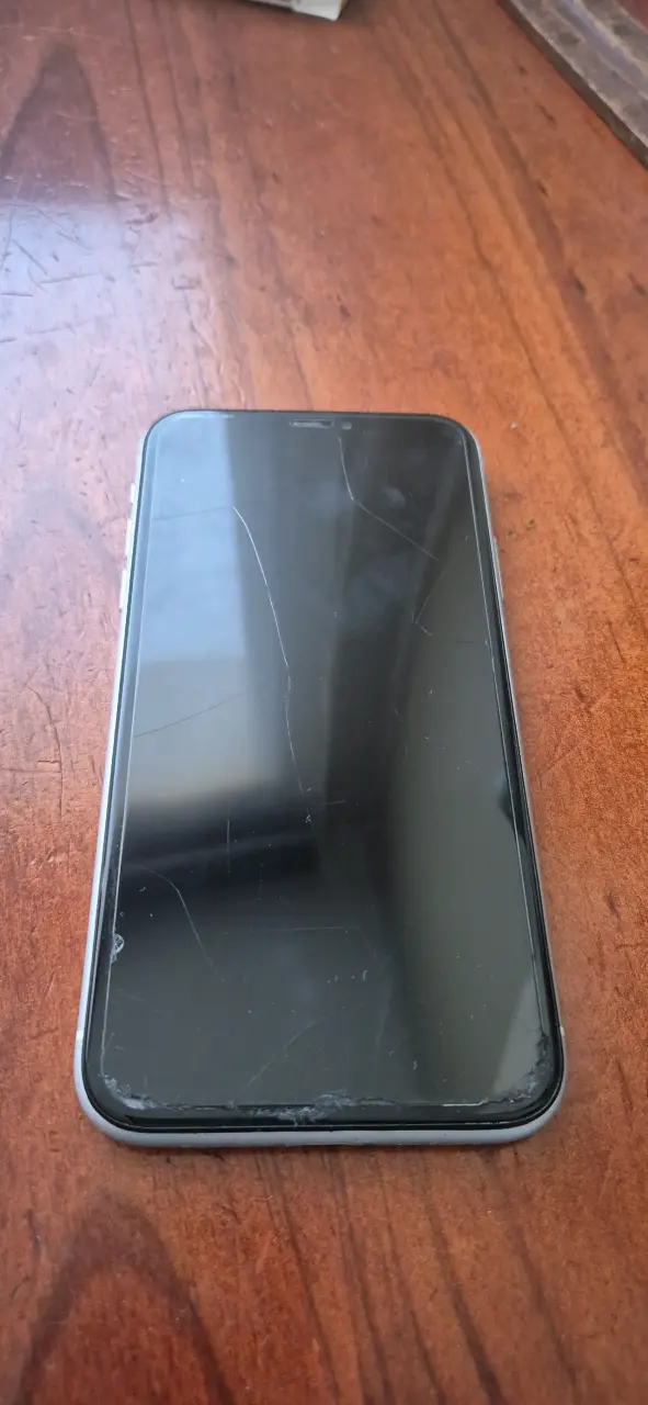 iPhone XR blanco en buen estado - 2
