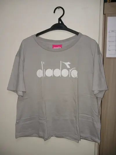 Polera gris Diadora para mujer. - miniatura 1