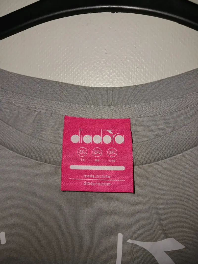 Polera gris Diadora para mujer. - 2