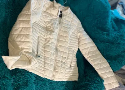Chaqueta acolchada blanca para mujer - miniatura 1