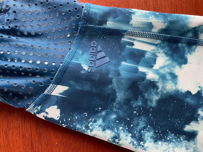 Leggings deportivos estampados azul y blanco - 3