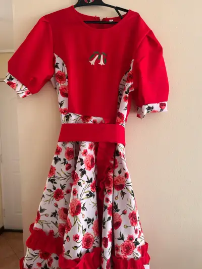Vestido folclórico rojo con flores talla 16 - miniatura 3