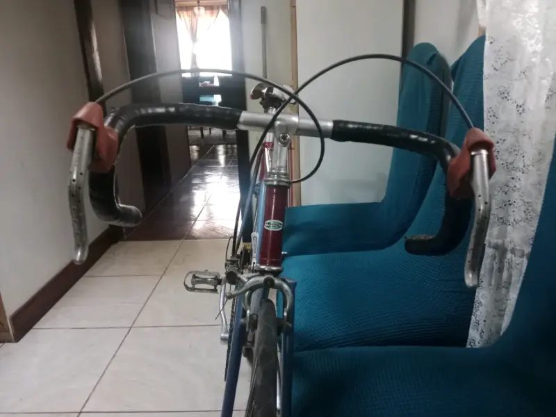 Bicicleta de carretera vintage color azul y rojo - 2