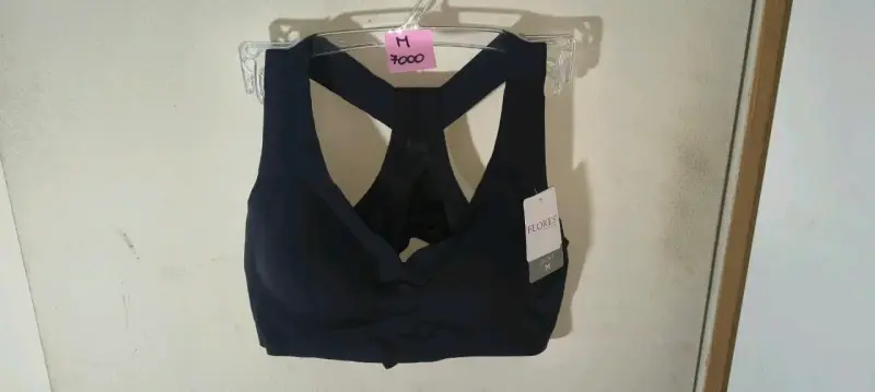Top deportivo negro con espalda cruzada - 2