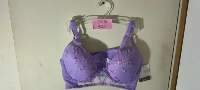 Top deportivo negro con espalda cruzada - miniatura 3