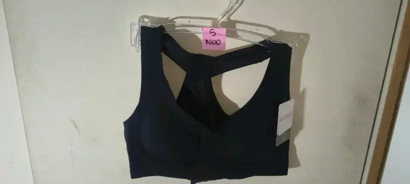Top deportivo negro con espalda cruzada - 4
