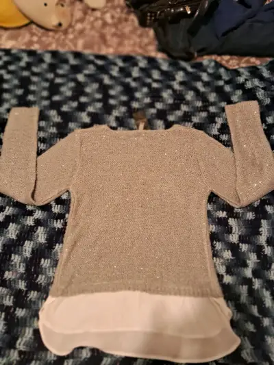 Suéter beige con brillo y detalle en el dobladillo - miniatura 1