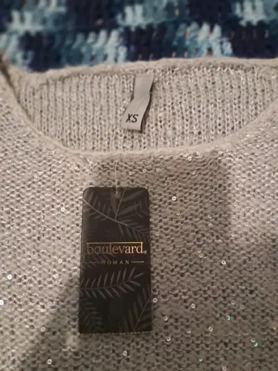 Suéter beige con brillo y detalle en el dobladillo - miniatura 2