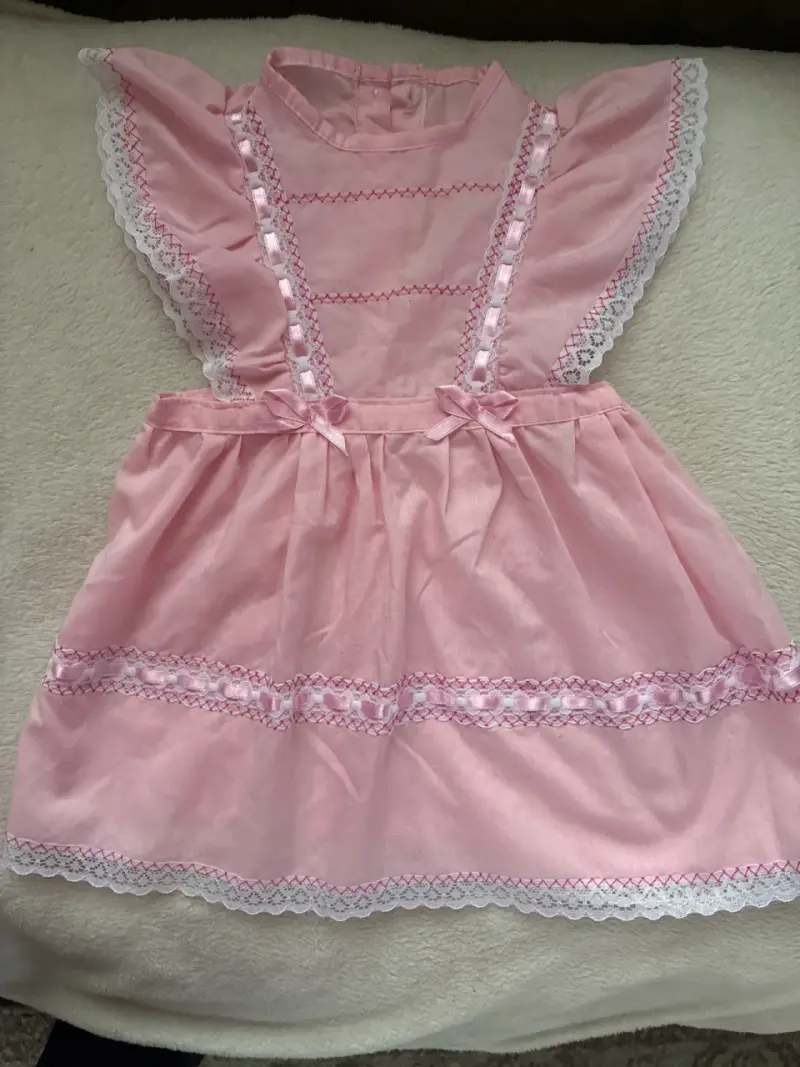 Vestido rosado de encaje para niña