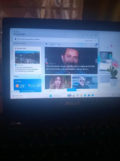 Laptop ASUS con pantalla de 15 pulgadas - miniatura 4
