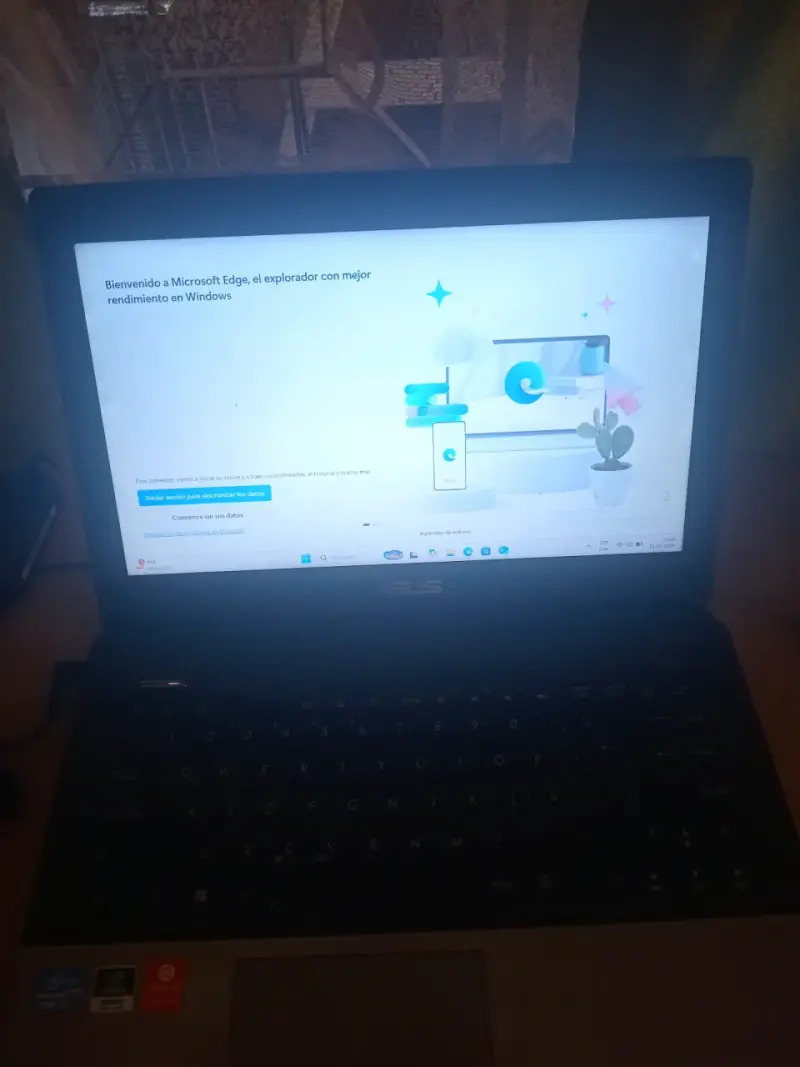 Laptop ASUS con pantalla de 15 pulgadas - 6
