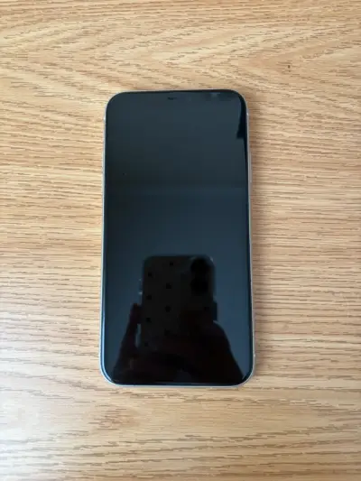 iPhone 11 blanco en buen estado - miniatura 2