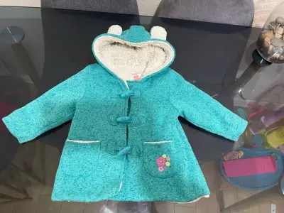 Abrigo infantil turquesa con capucha - miniatura 1