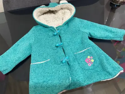 Abrigo infantil turquesa con capucha - miniatura 2
