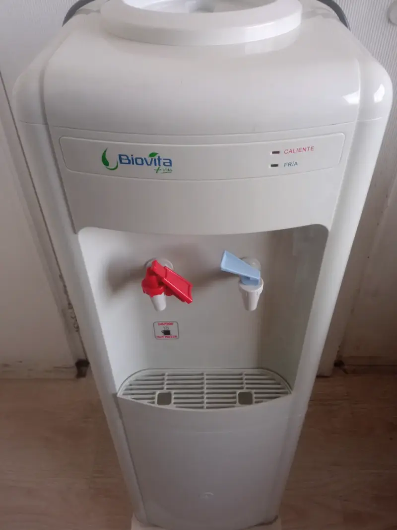 Dispensador de agua fría y caliente Nuevo - 2