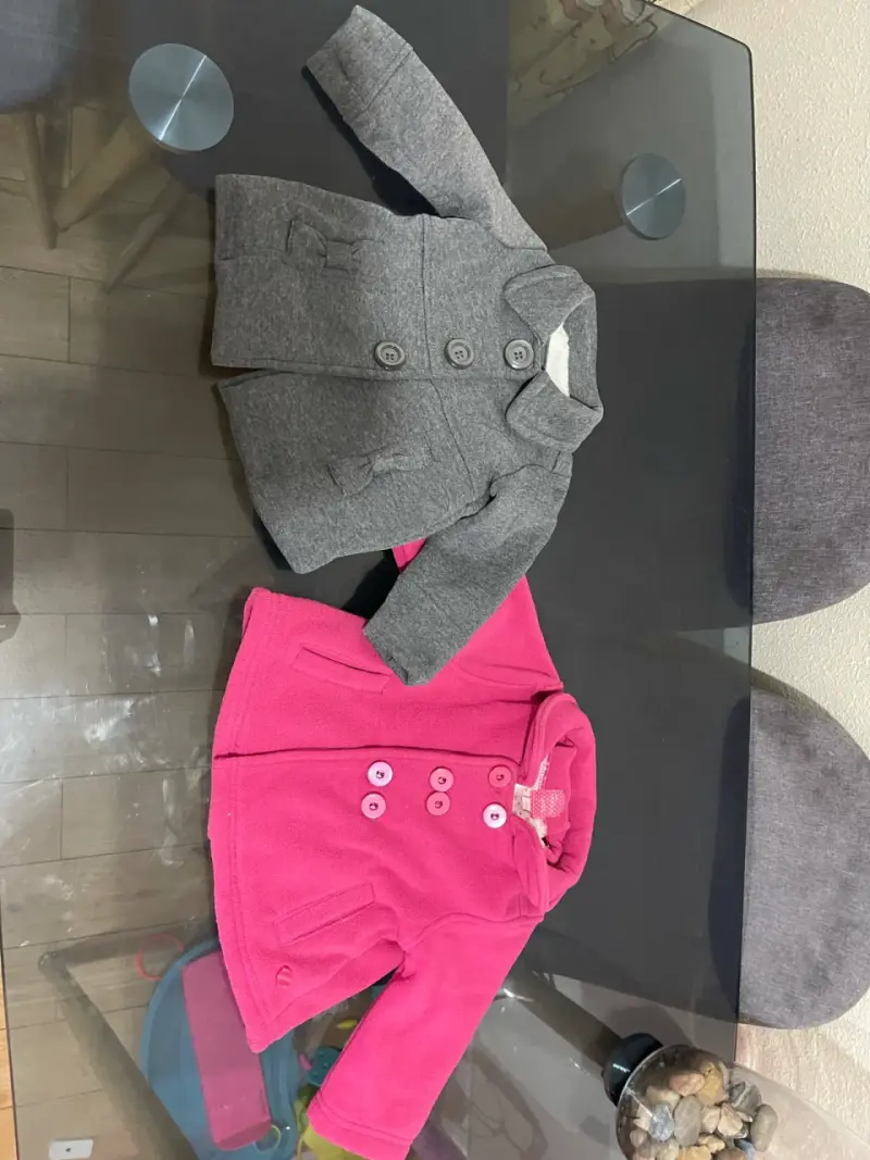 Abrigos infantiles gris y rosado - 1