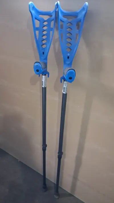 Muletas ajustables de aluminio azul - miniatura 1