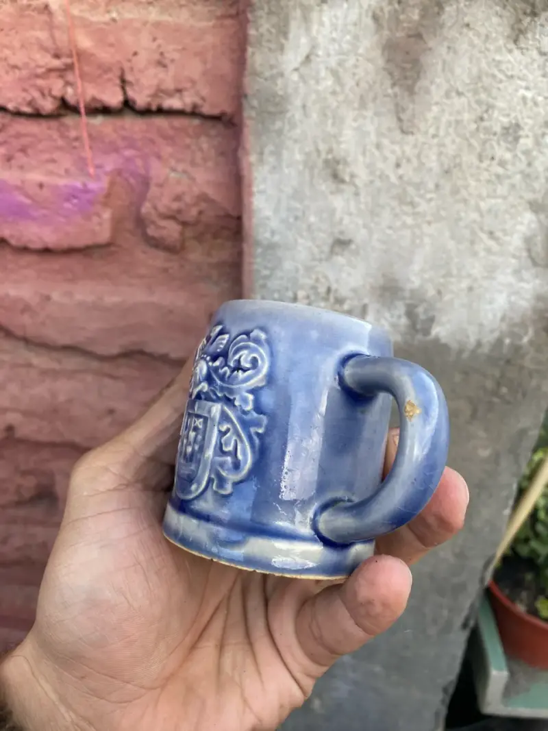 Taza de cerámica azul con relieve - 1