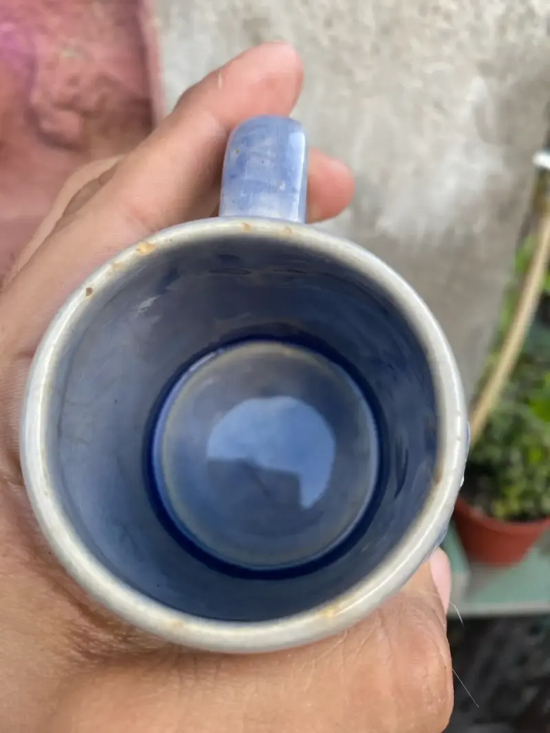 Taza de cerámica azul con relieve - 2