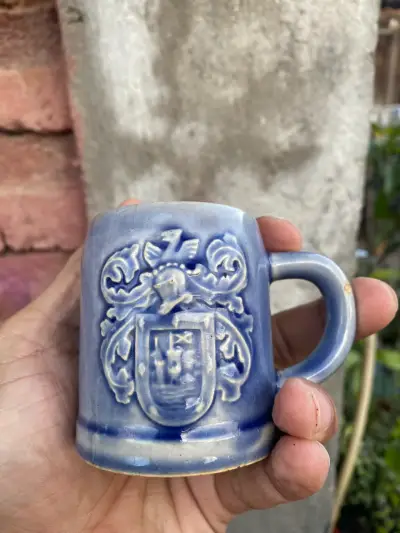 Taza de cerámica azul con relieve - miniatura 4