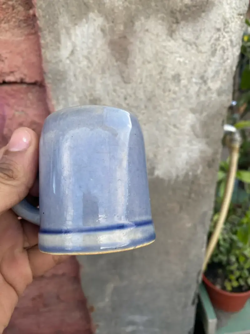 Taza de cerámica azul con relieve - 5