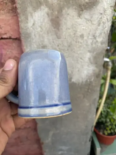 Taza de cerámica azul con relieve - miniatura 5