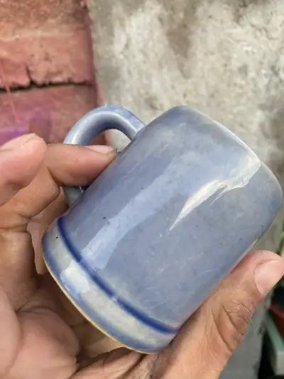 Taza de cerámica azul con relieve - miniatura 6