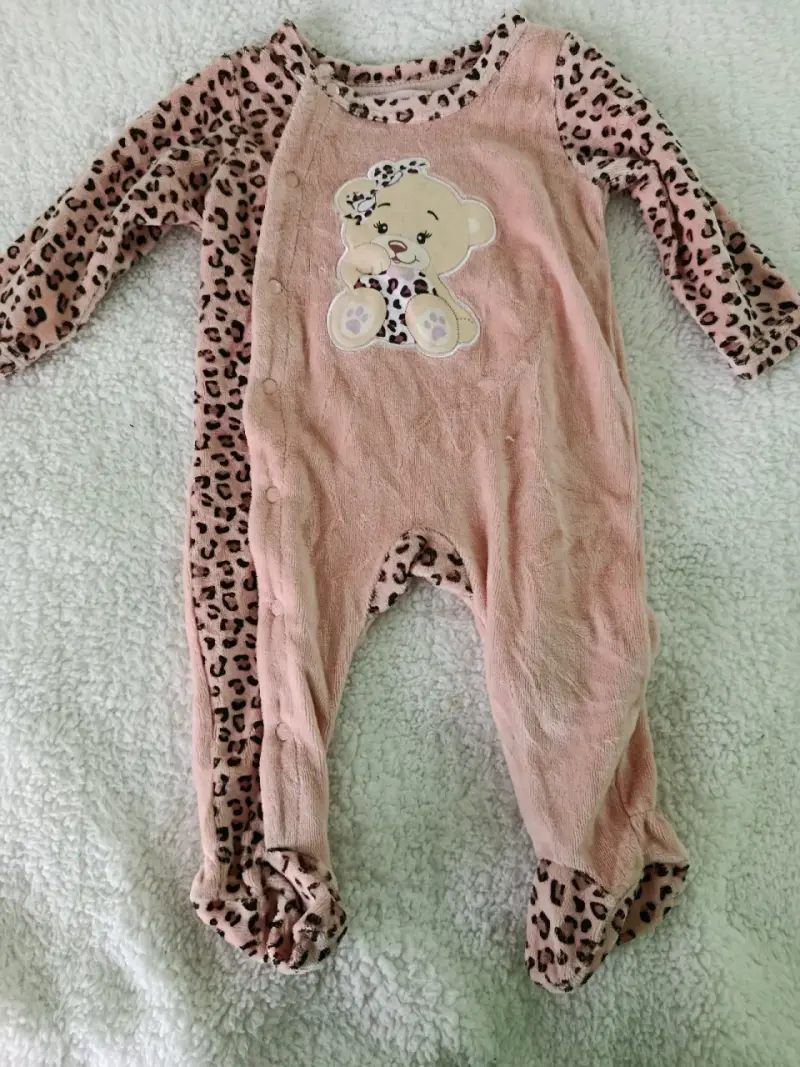 Enterito de bebé con diseño de osito