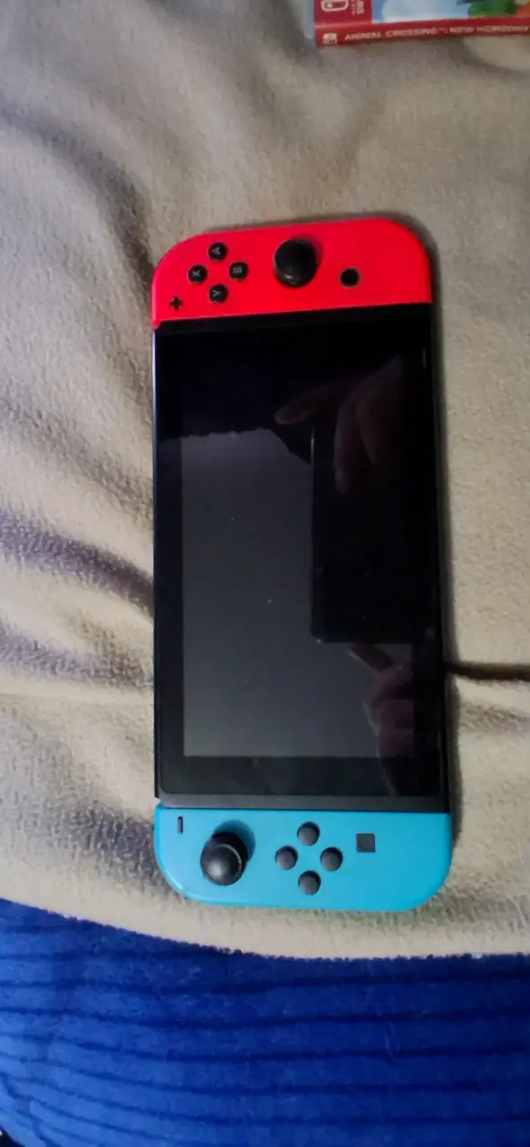 Consola portátil con controles rojo y azul - 1