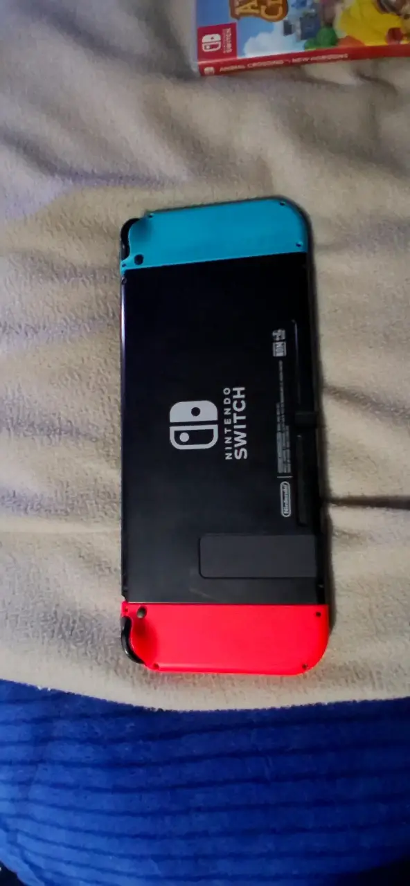 Consola portátil con controles rojo y azul - 3
