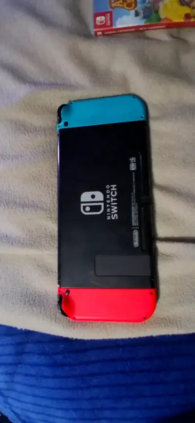 Consola portátil con controles rojo y azul - miniatura 3
