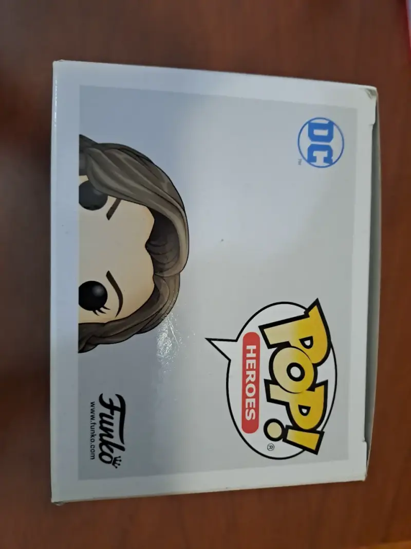 Funko Pop Wonder Woman Golden Armor Edición Especial - 3