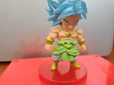 Figura de acción anime con cabello azul - miniatura 3