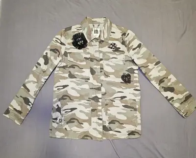Chaqueta camuflada con parches decorativos - miniatura 1
