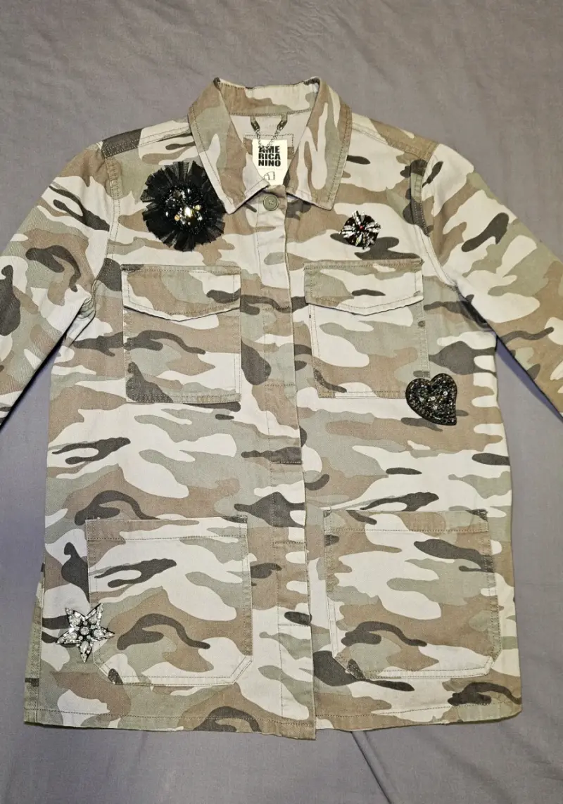 Chaqueta camuflada con parches decorativos - 2