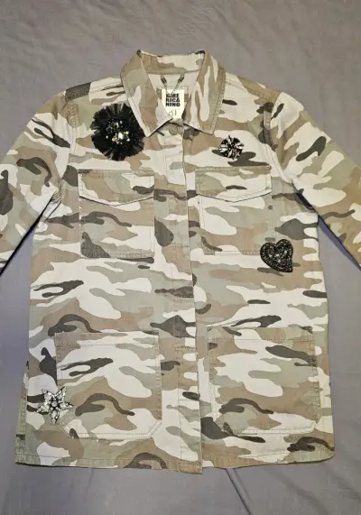 Chaqueta camuflada con parches decorativos - miniatura 2