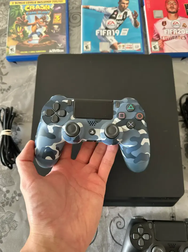 Consola PS4 slim 1TB  con 6 juegos y 2 controles - 2