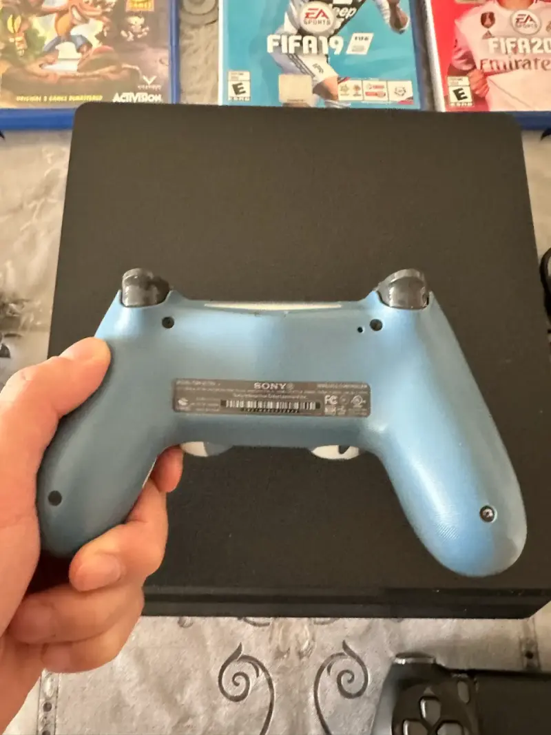 Consola PS4 slim 1TB  con 6 juegos y 2 controles - 3