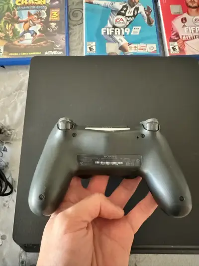 Consola PS4 slim 1TB  con 6 juegos y 2 controles - miniatura 5
