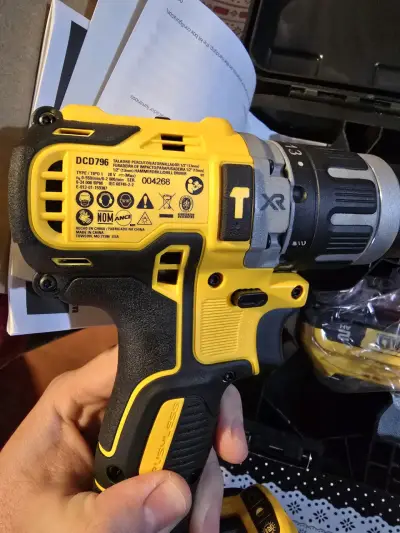 Taladro percutor inalámbrico DeWalt DCD796 - miniatura 1
